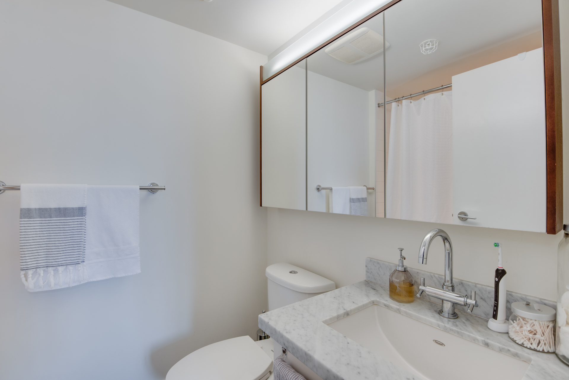 16 at 2203 - 888 Homer Street, Yaletown, Vancouver West