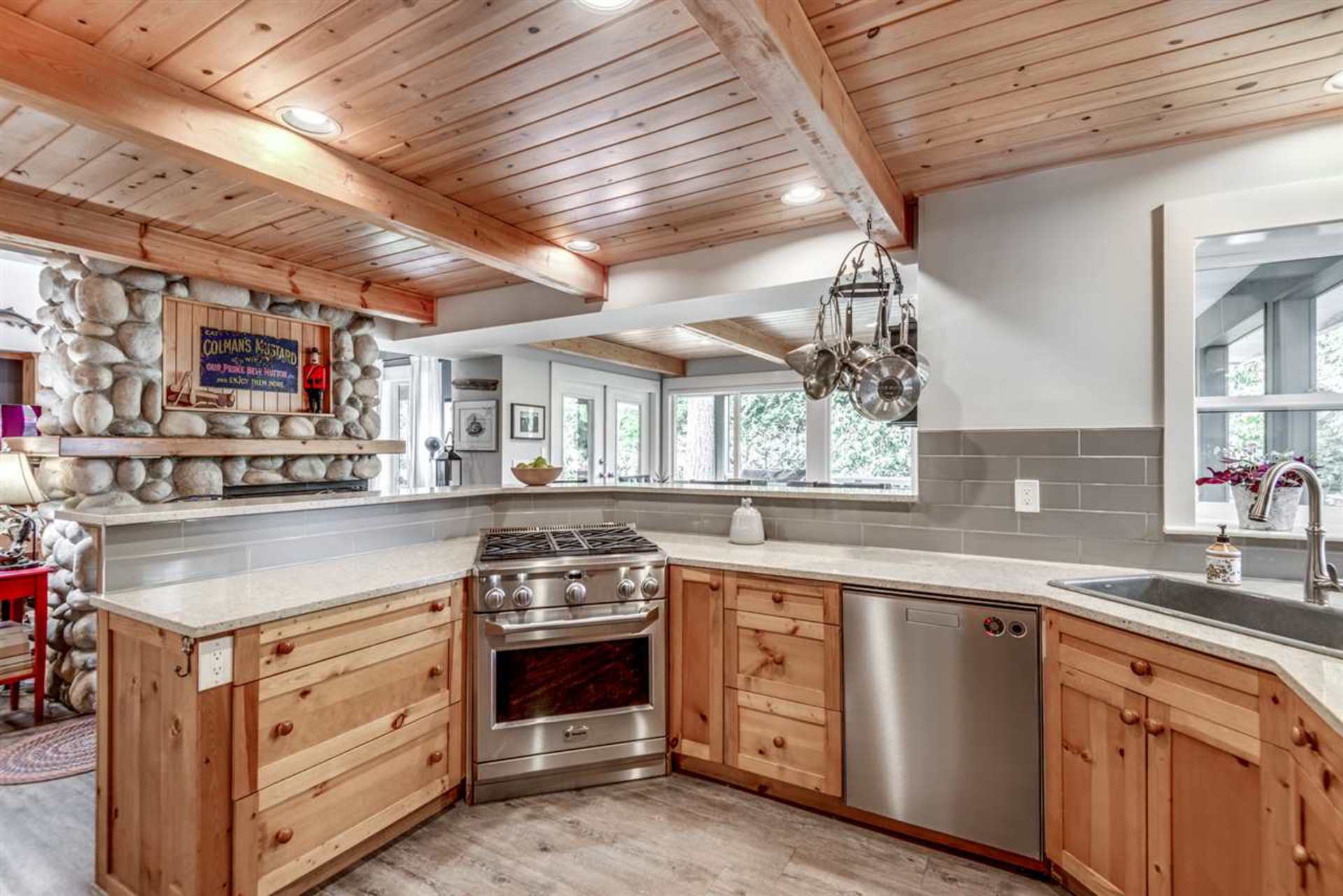 262462593 at 632 Hillcrest Street, Coquitlam