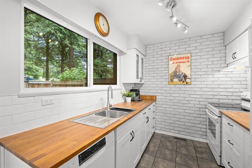 262724097-9 at 1119 Lilooet, North Vancouver