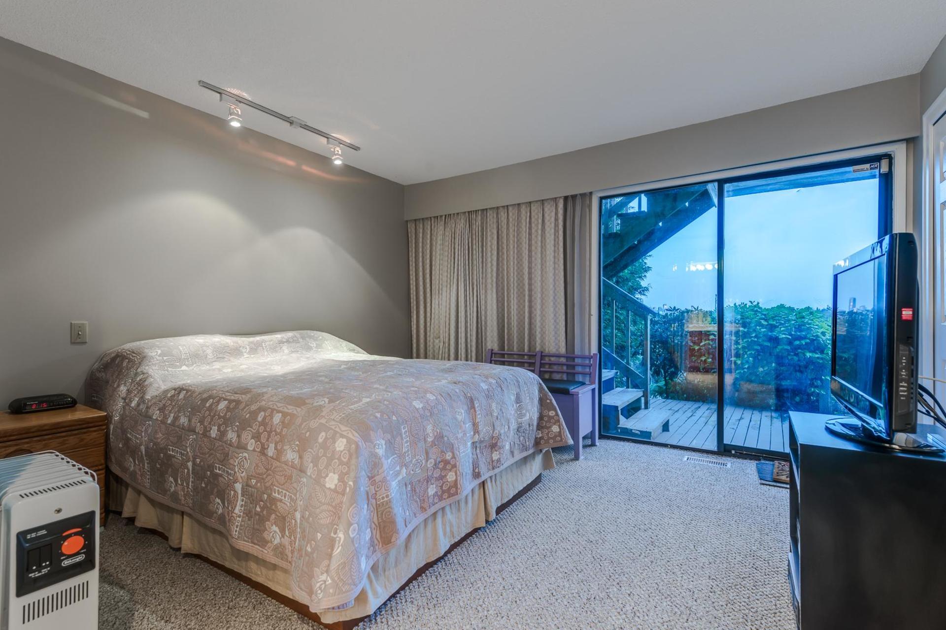 842-Esquimalt-Avenue-West-Vancouver-360hometours-15s at 842  Avenue, Sentinel Hill, West Vancouver