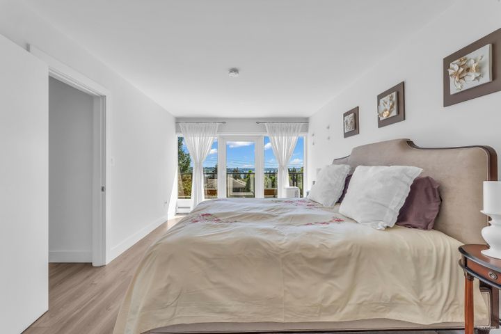Luxury Master Suite Retreat in Prestigious Ambleside at 1555 Lawson Avenue, Ambleside, West Vancouver