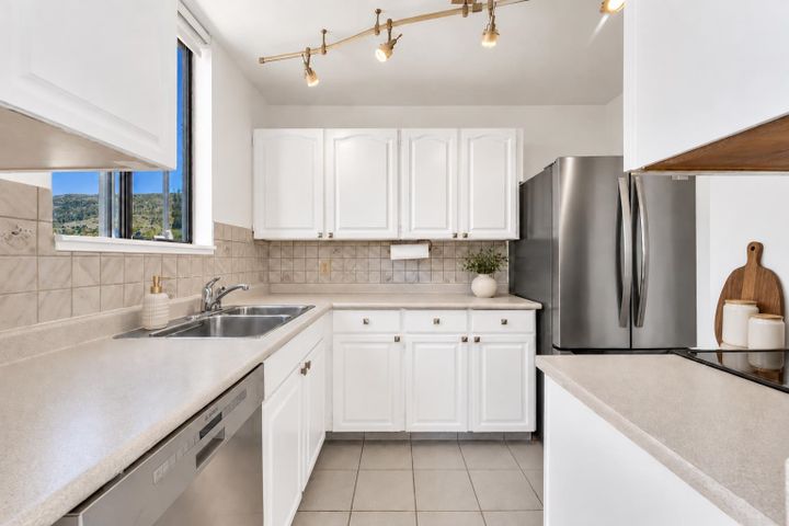 555-13th-street-ambleside-west-vancouver-09 at 1102 - 555 13th Street, Ambleside, West Vancouver