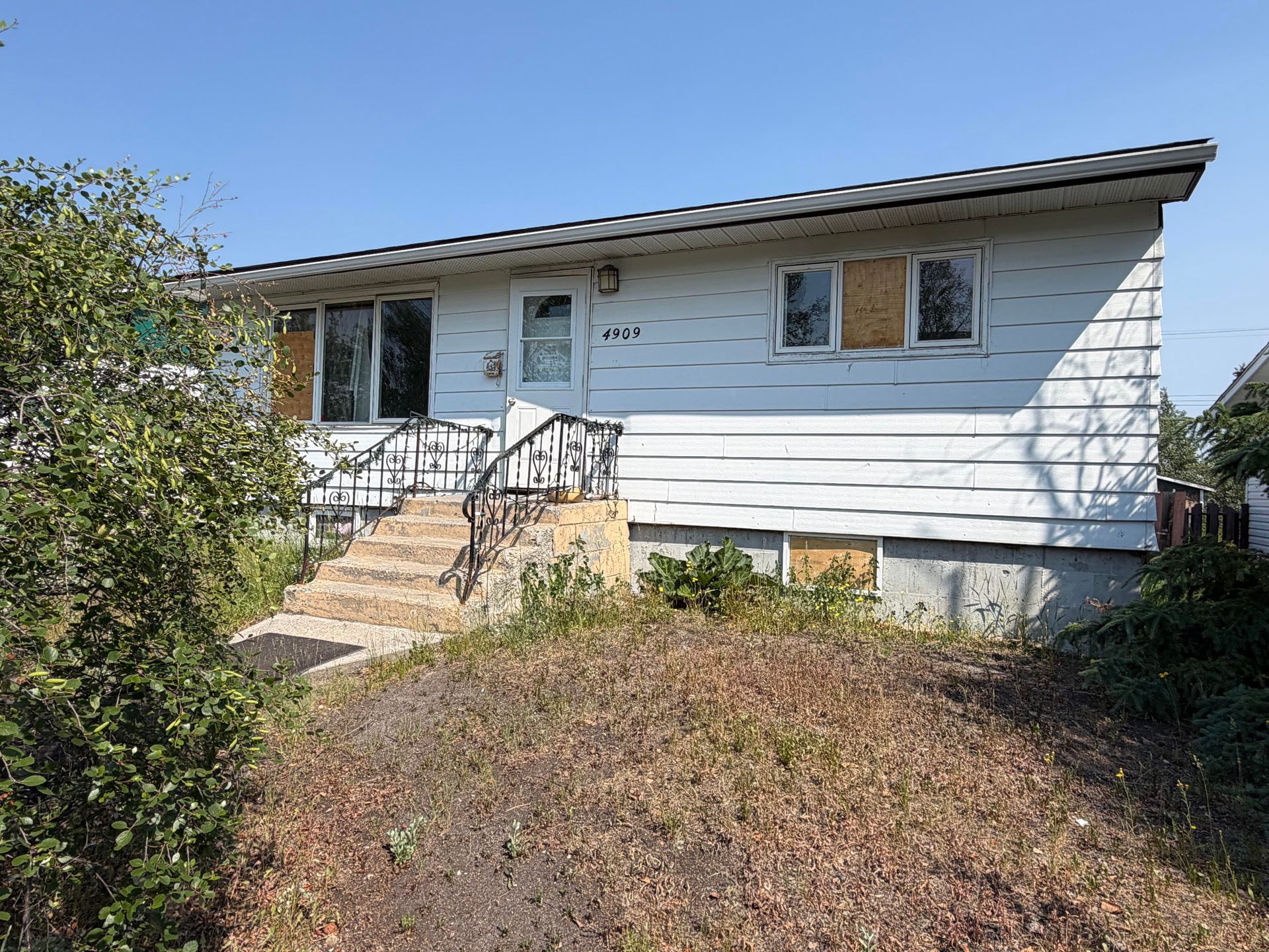 4909 46 Street, Yellowknife photo number 1