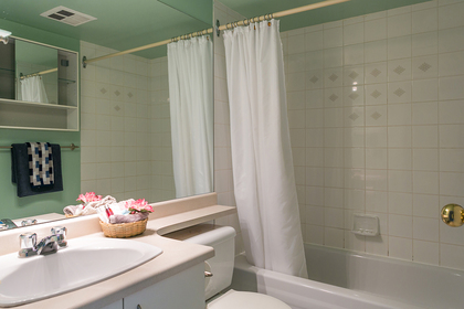 bathrm at #1003 - 838 Agnes Street, Downtown NW, New Westminster