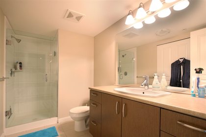 bathroom at #305 - 3105 Lincoln Avenue, New Horizons, Coquitlam