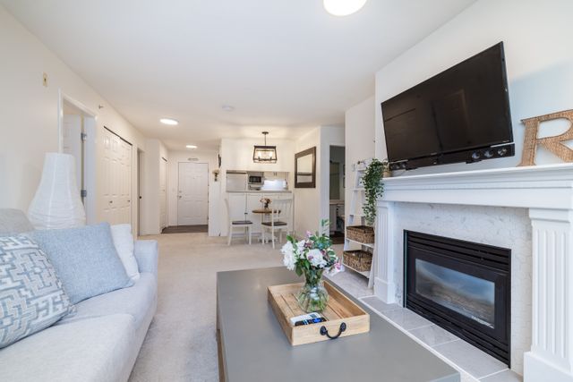 10 at 304 - 8976 208 Street, Walnut Grove, Langley
