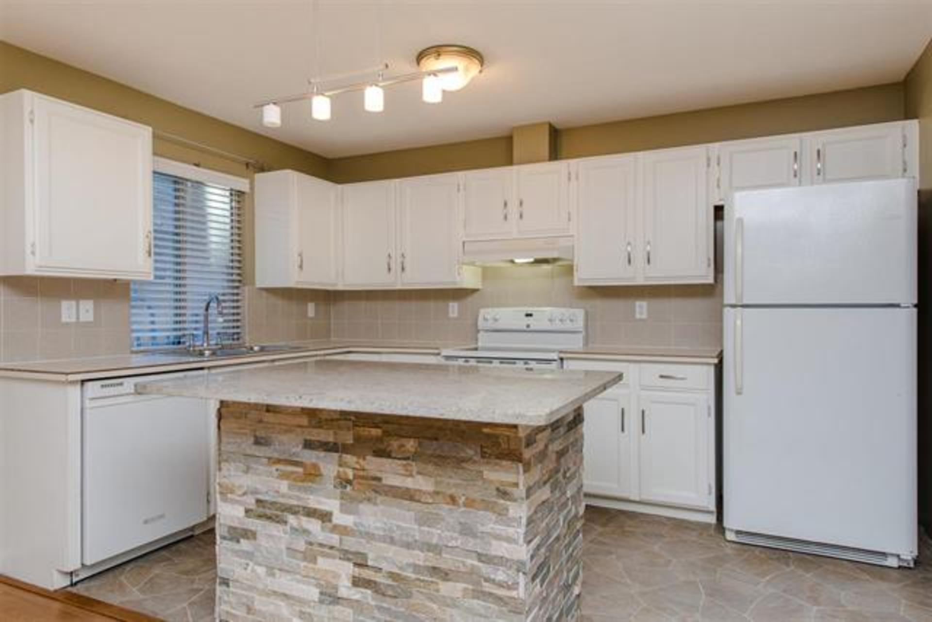 262240437-5 at 2390 Harper Drive, Abbotsford East, Abbotsford