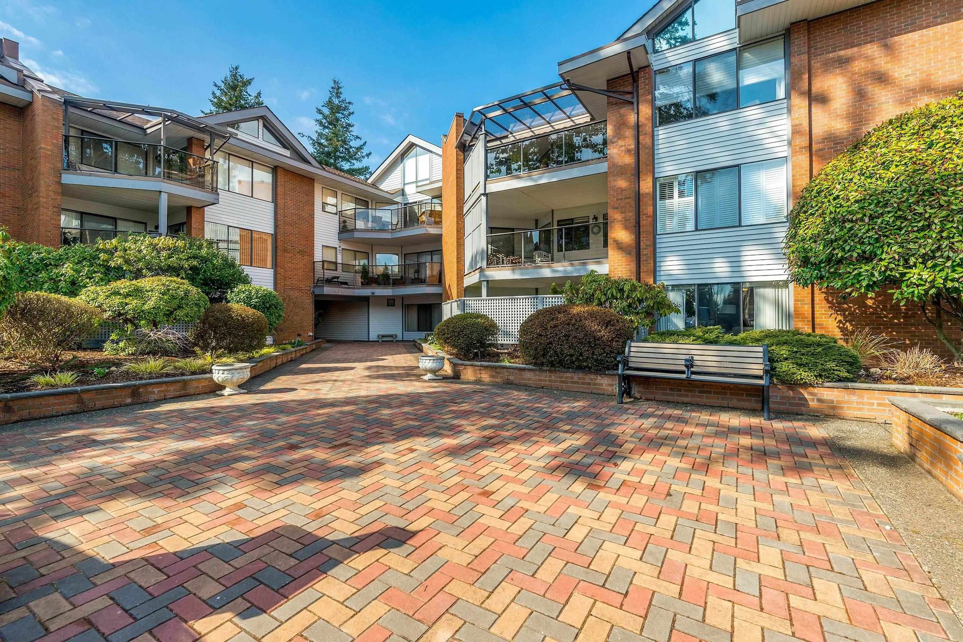 305 - 15270 17 Avenue, King George Corridor, South Surrey White Rock 