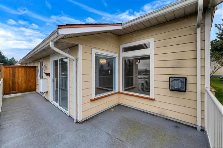 20 at 34 - 9933 Chemainus Road