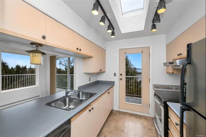 23 at 34 - 9933 Chemainus Road