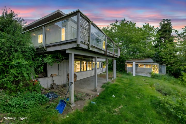 dsc_2781-day-to-dusk-dusk-0 at Ladysmith - 427a Walker Avenue