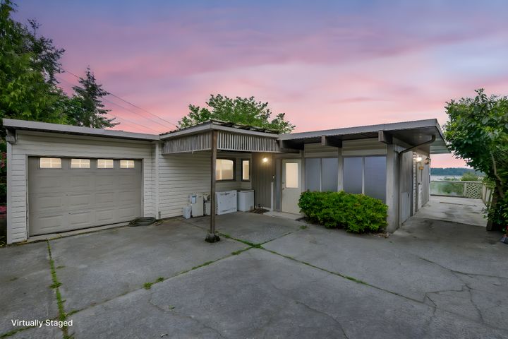 dsc_2812-day-to-dusk-dusk-0 at Ladysmith - 427a Walker Avenue