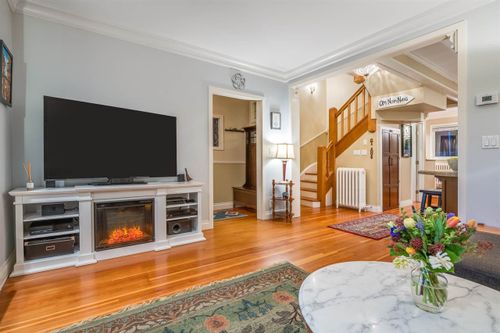 236-w-5th-street-lower-lonsdale-north-vancouver-06 at 236 W 5th Street, Lower Lonsdale, North Vancouver