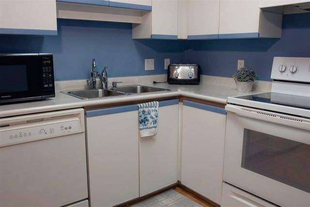 ad8185ce38bb1e490213cdcd73cdf919 at 201 - 843 22nd Street, Dundarave, West Vancouver