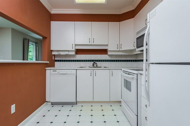 f30c0a8117eeede031efeb9390d2eeca at 8 - 2110 Marine Drive, Dundarave, West Vancouver