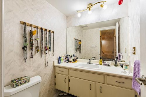 2275-w-40th-ave-204-vancouver-large-016-016-bathroom-1500x1000-72dpi at 204 - 2275 W 40th Avenue, Kerrisdale, Vancouver West