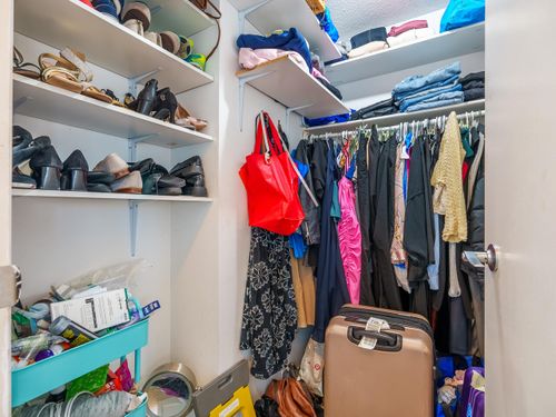 1033-marinaside-crescent-2102-vancouver-bc-v6z-3a3-canada-028-040-walkin-closet-mls_size at 2102 - 1033 Marinaside Crescent, Yaletown, Vancouver West 1033-marinaside-crescent-2102-vancouver-bc-v6z-3a3-canada-028-040-walkin-closet-mls_size at 2102 - 1033 Marinaside Crescent, Yaletown, Vancouver West