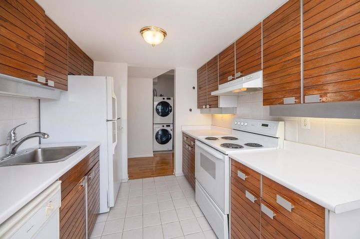 747-17th-street-ambleside-west-vancouver-10 at 401 - 747 17th Street, Ambleside, West Vancouver