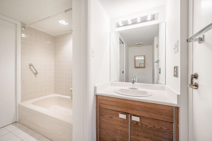 747-17th-street-ambleside-west-vancouver-14 at 401 - 747 17th Street, Ambleside, West Vancouver