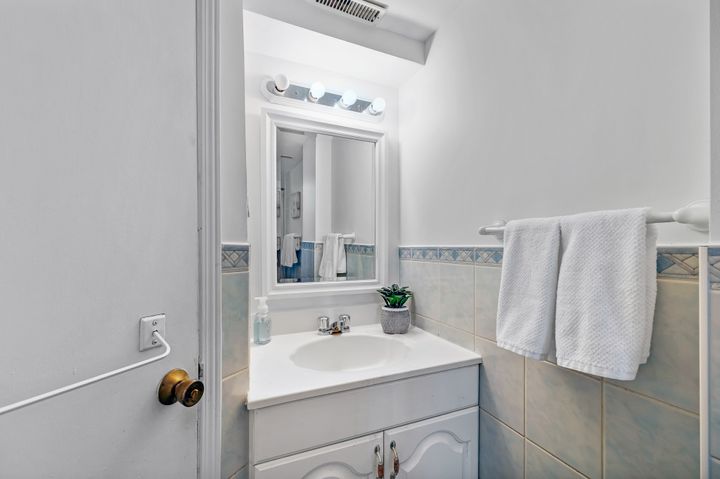 30-sumner-heights-drive-toronto-web-mls-50 at 30 Sumner Heights Drive, Bayview Village, Toronto