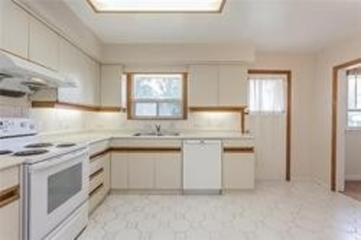 44-whittaker-cres-bayview-village-toronto-06 at 44 Whittaker Crescent, Bayview Village, Toronto 44-whittaker-cres-bayview-village-toronto-06 at 44 Whittaker Crescent, Bayview Village, Toronto