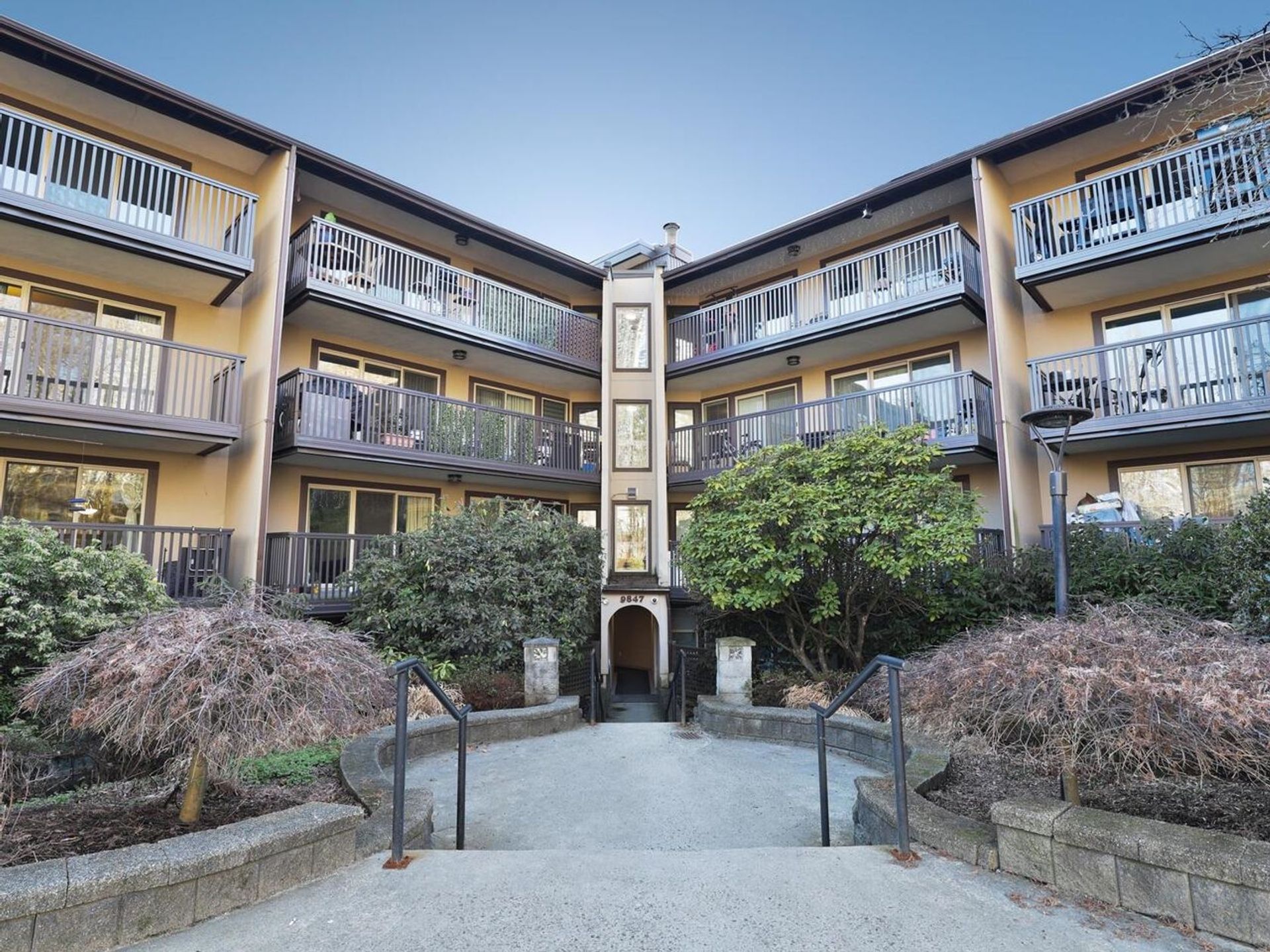 327 - 9847 Manchester Drive, Cariboo, Burnaby North  by The Kardi Group 327 - 9847 Manchester Drive, Cariboo, Burnaby North