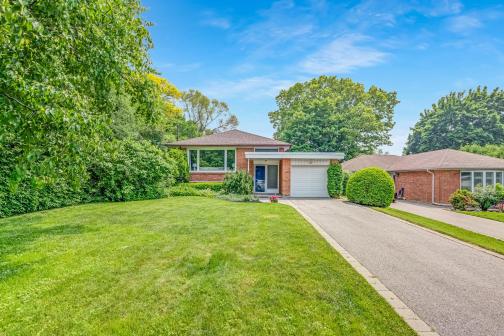 27 Fenelon Drive, Parkwoods-Donalda, Toronto photo number 2