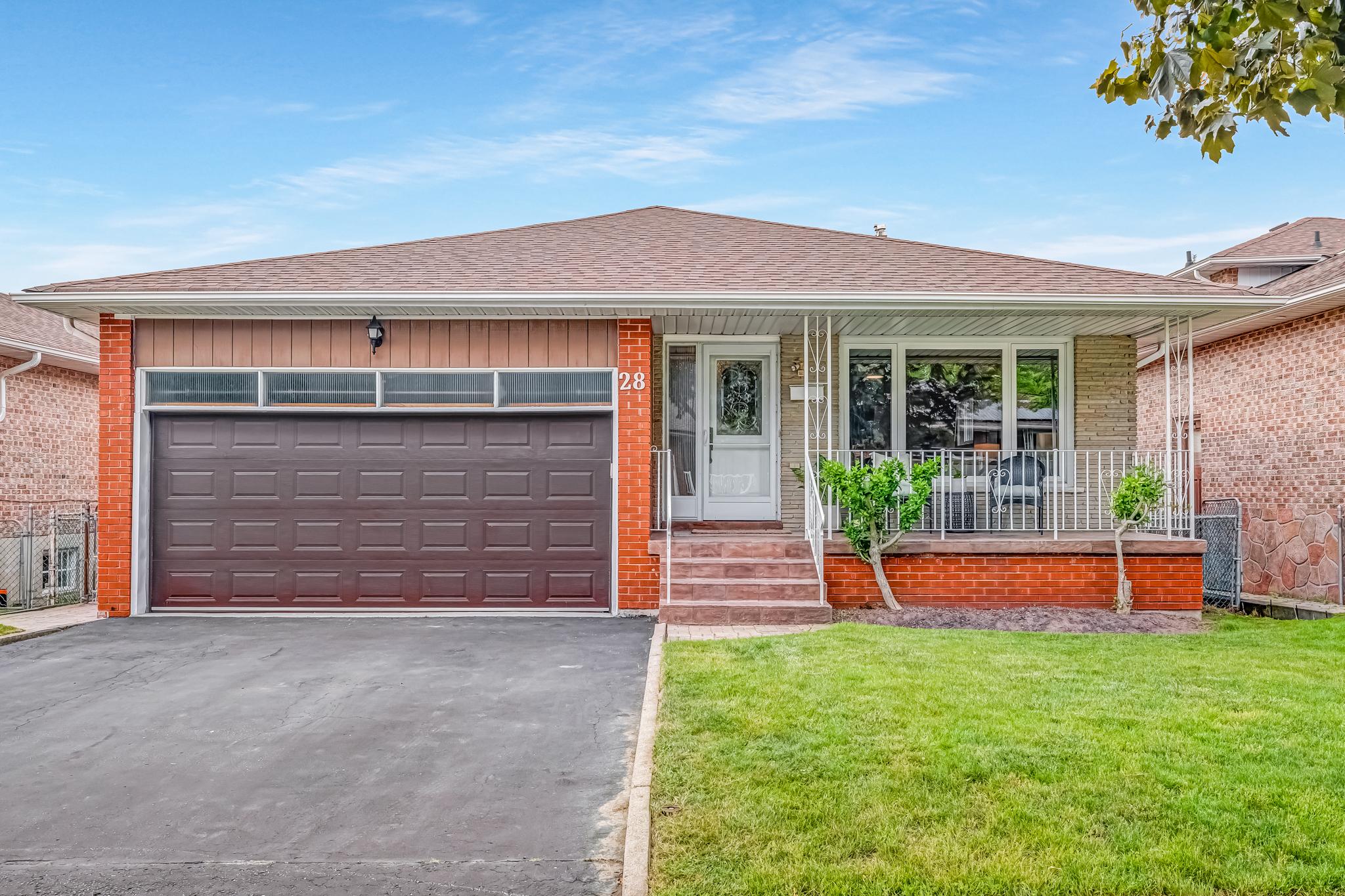 28 Greendowns Drive, Scarborough Village, Toronto photo number 2