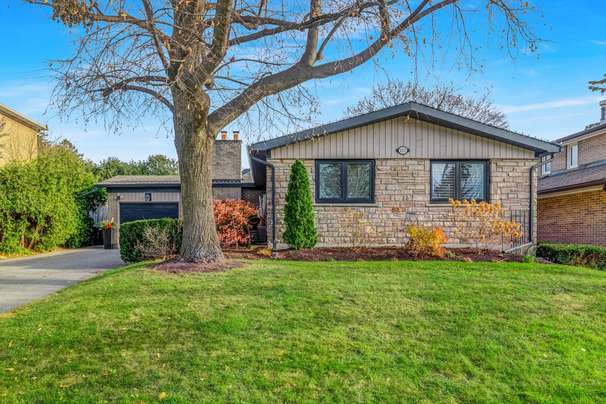 137 Underhill Drive, Parkwoods-Donalda, Toronto photo number 2