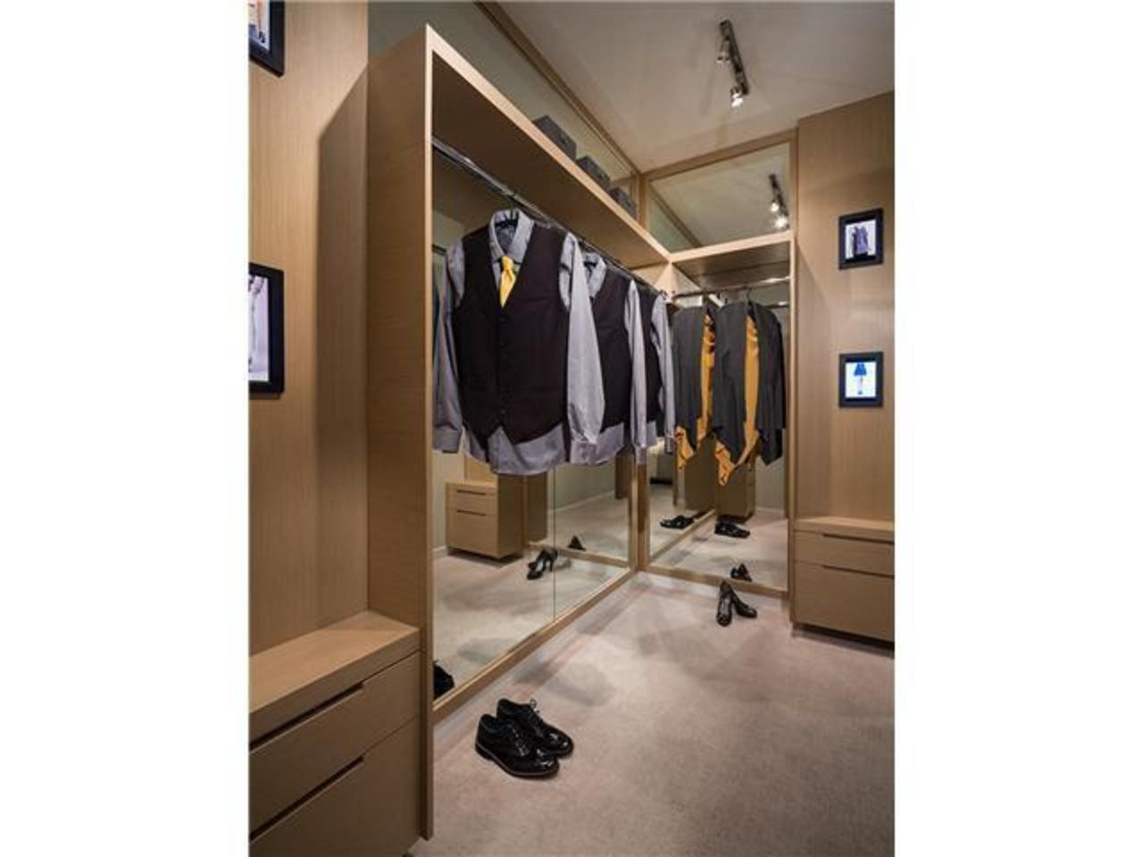 Walking-Closet at 512 - 255 1st Street, Lower Lonsdale, North Vancouver Walking-Closet at 512 - 255 1st Street, Lower Lonsdale, North Vancouver