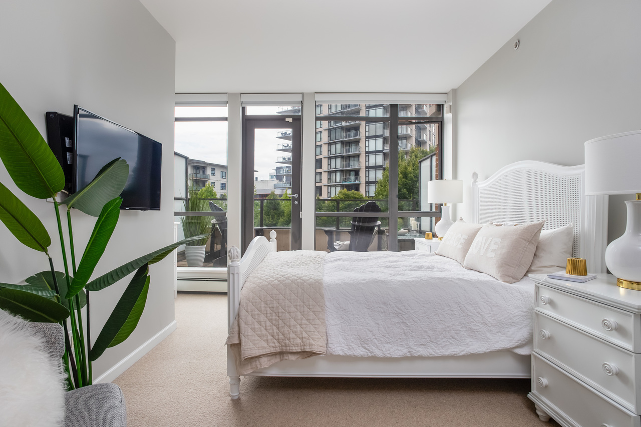 33 at 162 West 1st Street, Lower Lonsdale, North Vancouver 33 at 162 West 1st Street, Lower Lonsdale, North Vancouver