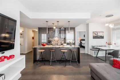 733-w-14th-street-mosquito-creek-north-vancouver-01