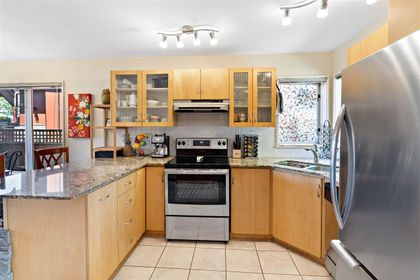 229-w-5th-street-lower-lonsdale-north-vancouver-03