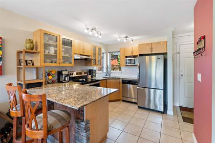 229-w-5th-street-lower-lonsdale-north-vancouver-04