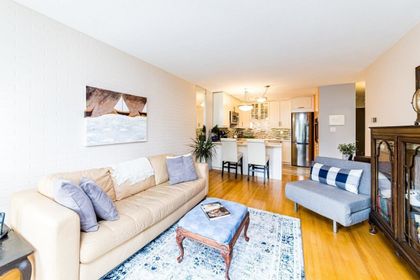 1425-esquimalt-avenue-ambleside-west-vancouver-05