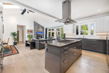 1404-e-18th-street-westlynn-north-vancouver-03