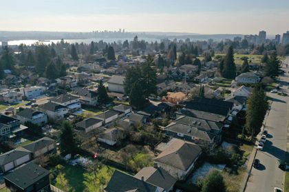 735-e-15th-street-boulevard-north-vancouver-01