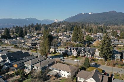 735-e-15th-street-boulevard-north-vancouver-02
