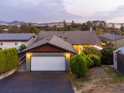 1042-shavington-street-calverhall-north-vancouver-05