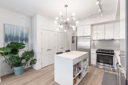 725-marine-drive-harbourside-north-vancouver-04