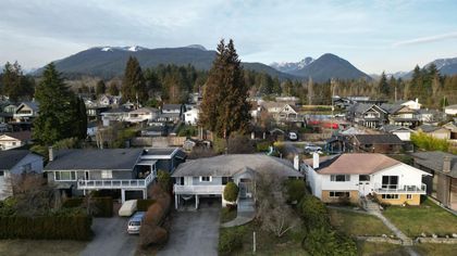 864-e-14th-street-boulevard-north-vancouver-03