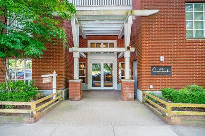 137-e-1st-street-lower-lonsdale-north-vancouver-01