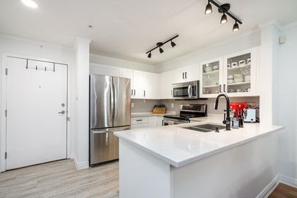 137-e-1st-street-lower-lonsdale-north-vancouver-03
