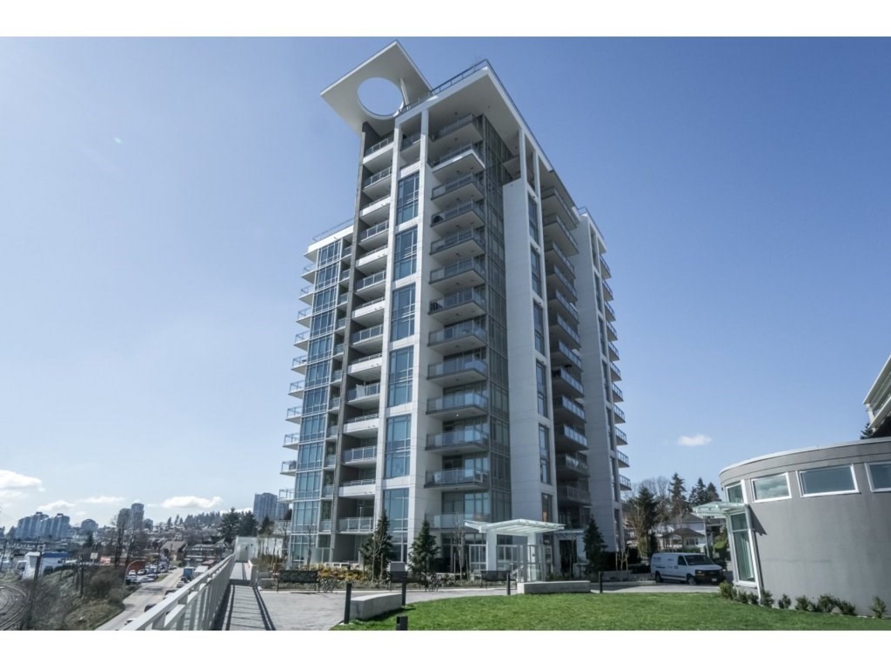 207 - 200 Nelson's Crescent