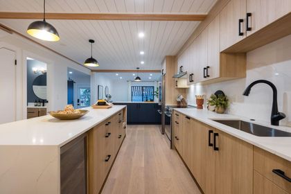 339-e-5th-street-lower-lonsdale-north-vancouver-03