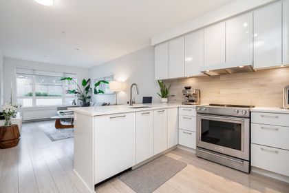 711-w-14th-street-mosquito-creek-north-vancouver-01