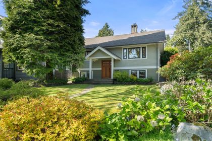 532-e-18th-street-boulevard-north-vancouver-01
