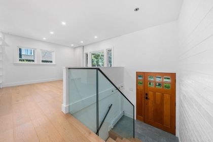 532-e-18th-street-boulevard-north-vancouver-02