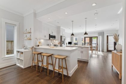 625-e-4th-street-queensbury-north-vancouver-04