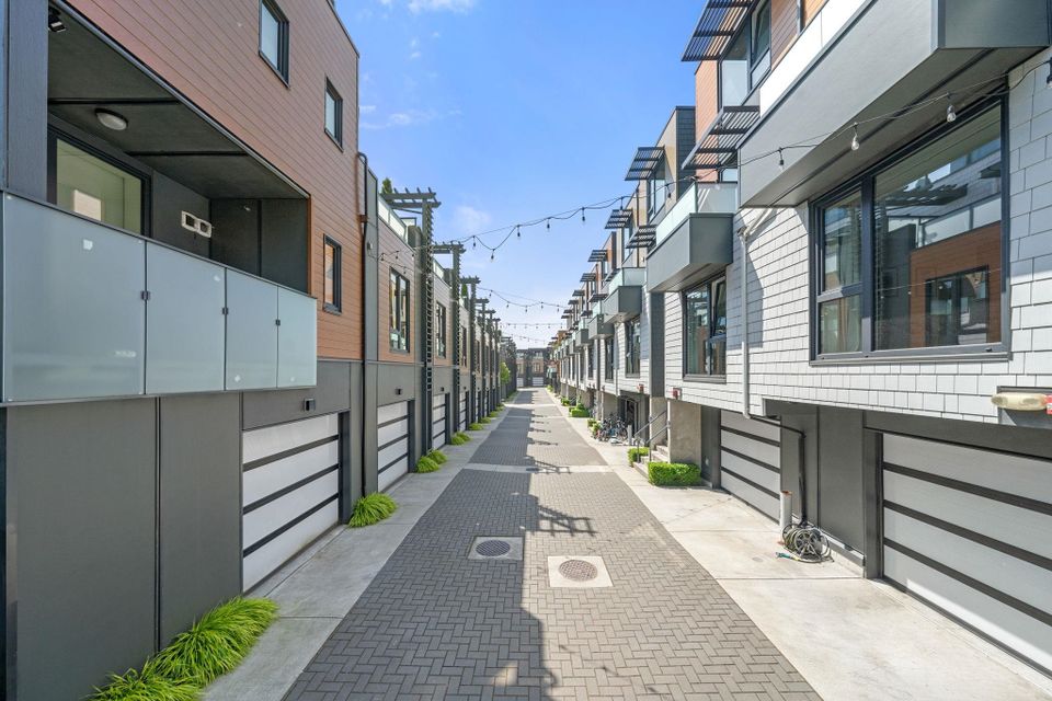720-e-3rd-street-queensbury-north-vancouver-02